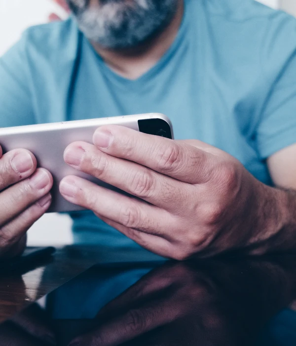 twilight-internet-addiction-man-using-tablet-page